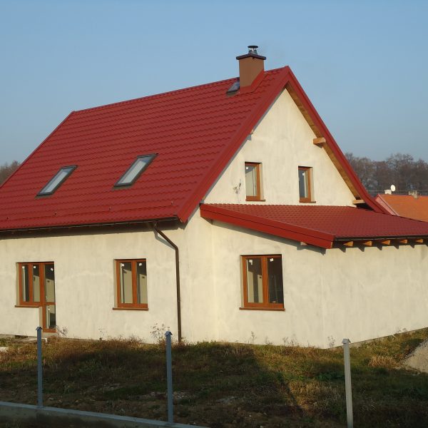 Realizacja z pokryciem dachowym Ruukki Finnera kasztan, nadającym budynkowi tradycyjny charakter.